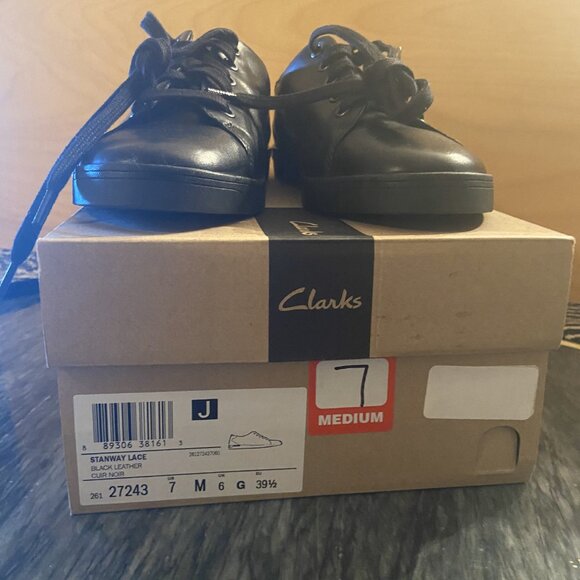 Clarks all leather loafer-like loafer/sneakers. Men's size 7. Fits Women's 8.5 - Picture 5 of 5